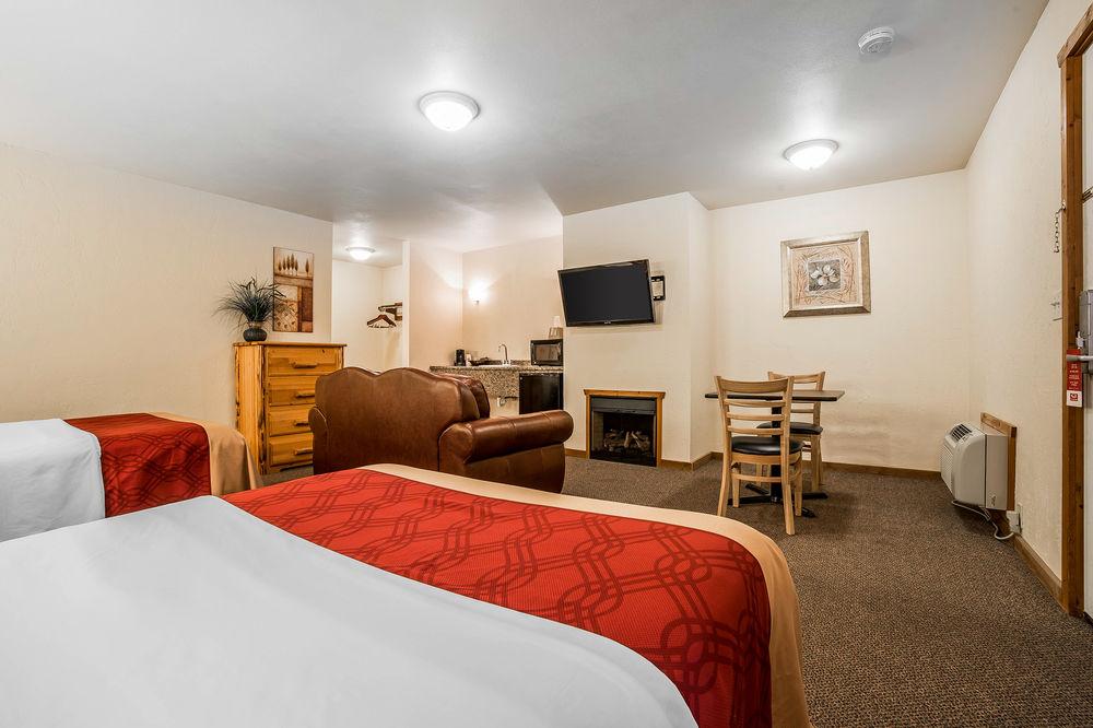 Econo Lodge Inn & Suites Kalispell - Glacier National Park Gateway Exterior foto