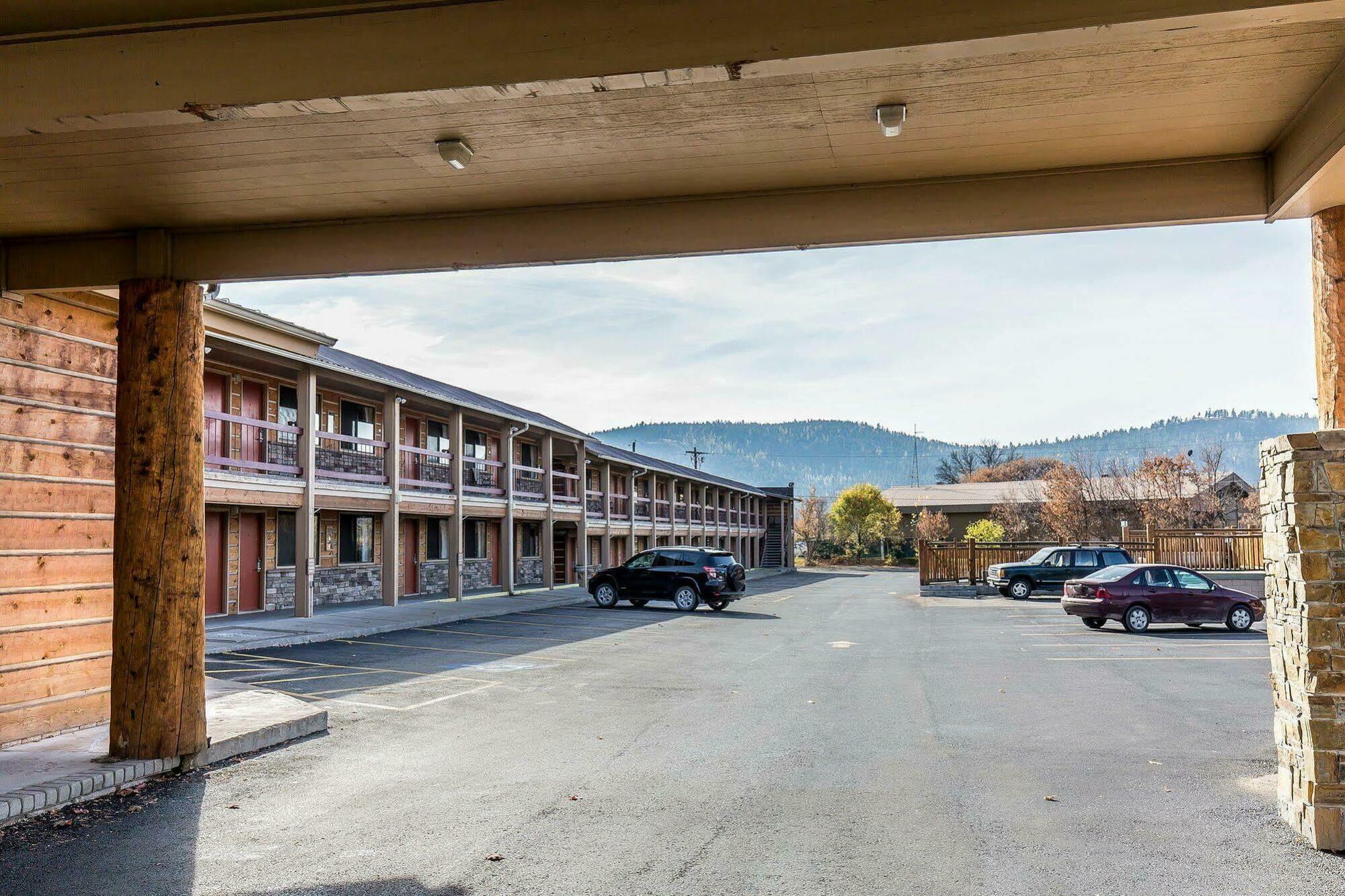 Econo Lodge Inn & Suites Kalispell - Glacier National Park Gateway Exterior foto